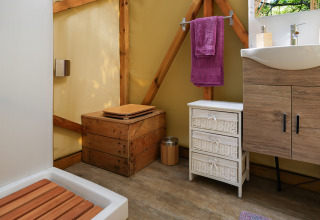 Baño glamping con inodoro de madera, ducha, lavabo moderno y almacenamiento en Il Granello, Italia.