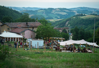Alloggio glamping presso Azienda Agricola Il Granello in Italia con tende e colline panoramiche attorno.