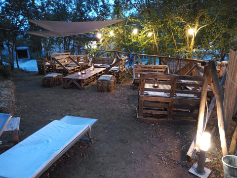 Buiten glampingruimte bij Azienda Agricola Il Granello met palletmeubels en lantaarns in Italië.