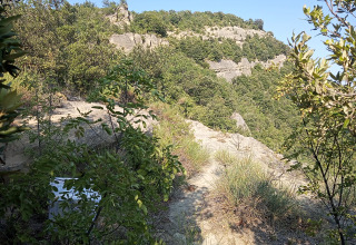 View of hills and greenery near Azienda Agricola Il Granello - Glampingtent Italië, natural setting.