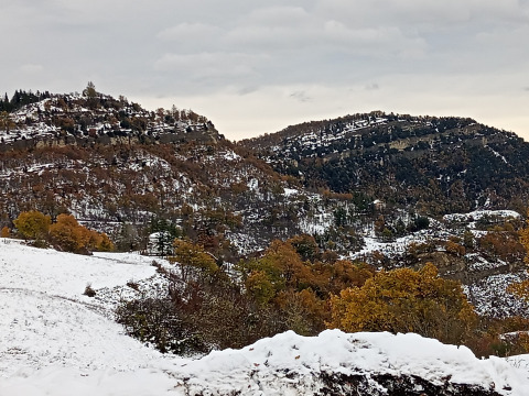Snow-covered hills and autumn trees near Azienda Agricola Il Granello - Glampingtent Italië in Italy.