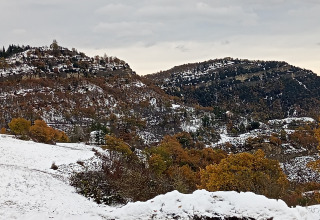 Colinas nevadas y árboles otoñales junto a Azienda Agricola Il Granello - Glampingtent Italië en Italia.