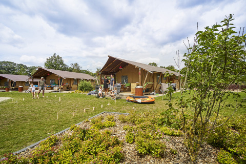 Glamping bij Recreatiepark TerSpegelt - LoungeLodge Noord-Brabant, gezinnen bij luxe safaritenten buiten.