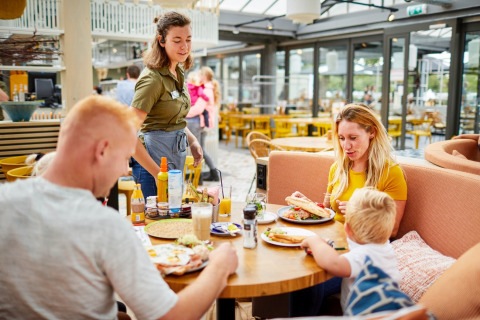 Gezin ontbijt in LoungeLodge Restaurant op Recreatiepark TerSpegelt, glamping in Noord-Brabant.