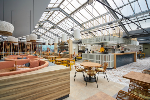 Lys og moderne lounge på Recreatiepark TerSpegelt - LoungeLodge Glamping i Noord-Brabant med rattanmøbler.