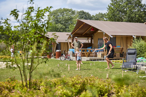 Familie nyder glamping ved LoungeLodge på Recreatiepark TerSpegelt med luksustelte i Noord-Brabant.