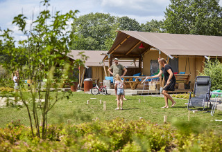 Gezin geniet van glamping bij LoungeLodge in Recreatiepark TerSpegelt met luxe tenten in Noord-Brabant.