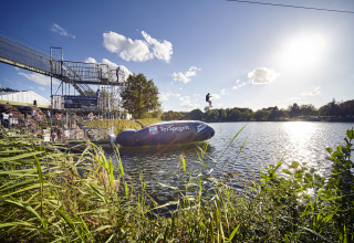 Wasseraktivität am See im Recreatiepark TerSpegelt LoungeLodge Glamping Noord-Brabant bei Sonnenschein.