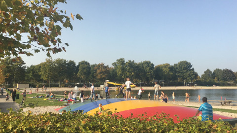 Familien genießen Aktivitäten am See im Recreatiepark TerSpegelt LoungeLodge Glamping in Noord-Brabant.