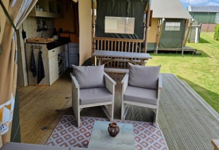 Tente safari avec coin salon confortable et kitchenette chez Glamping Heemskerkerduin, Hollande du Nord.