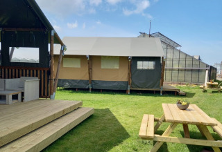 Hébergement Glamping Heemskerkerduin en tente safari en Hollande du Nord avec terrasse et table de pique-nique.
