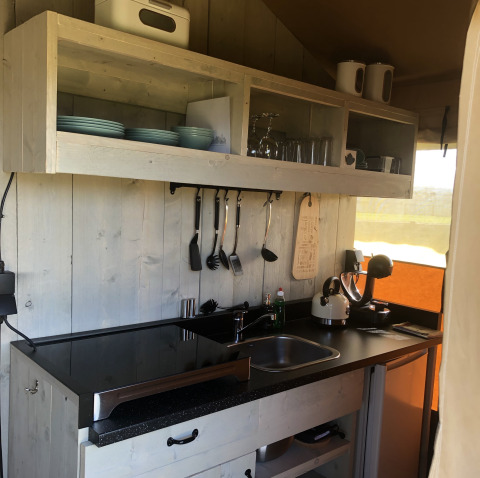Cuisine moderne dans un hébergement glamping à Glamping Heemskerkerduin, Safaritenten Noord-Holland.