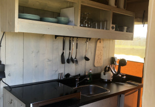 Moderne keukenfaciliteiten in glamping accommodatie bij Glamping Heemskerkerduin, Safaritenten Noord-Holland.