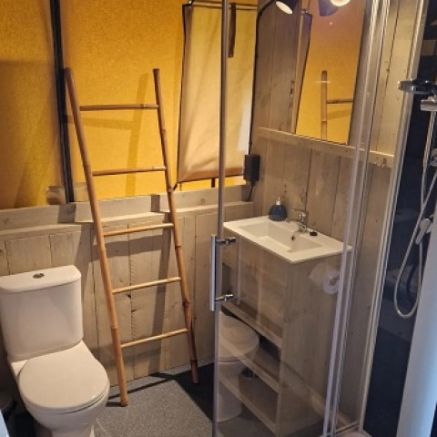 Modern bathroom with wooden accents at Glamping Heemskerkerduin - Safaritenten Noord-Holland.