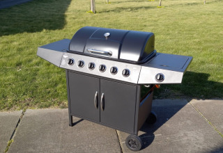 Barbecue à gaz extérieur sur une terrasse au Glamping Heemskerkerduin - Safaritenten Noord-Holland, Pays-Bas.