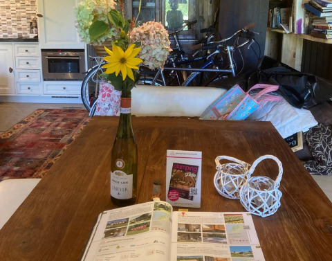 Knusse keuken met bloemen in een fles, fietsen en glampinggids: Glamping Heemskerkerduin.