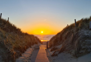 Tramonto all'accesso della spiaggia di Heemskerkerduin, ideale per glamping e tende safari in Olanda Settentrionale.