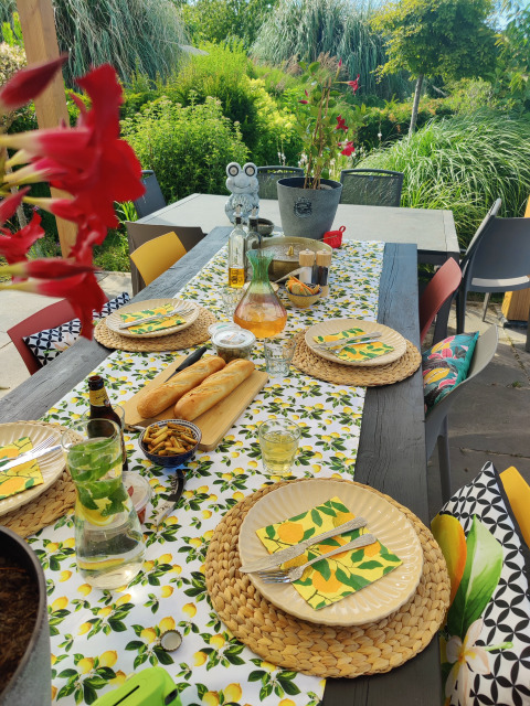 Buitentafel met citroenservetten bij Glamping Heemskerkerduin Safaritenten in Noord-Holland.