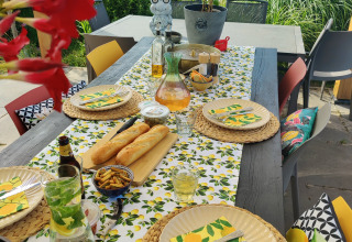 Buitentafel met citroenservetten bij Glamping Heemskerkerduin Safaritenten in Noord-Holland.