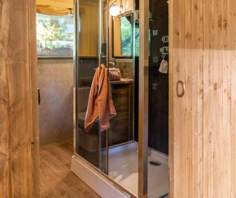 Interieur van een stijlvolle badkamer in Buitenplaats Beekhuizen, glamping accommodatie op de Veluwe.