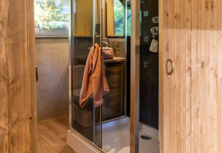 Indvendigt billede af et luksuriøst badeværelse i Buitenplaats Beekhuizen glamping indkvartering.