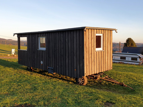 Una Bauwagen en Camping im Bergischen Land, Noordrijn-Westfalen, ideal para glamping y experiencias únicas en la naturaleza.