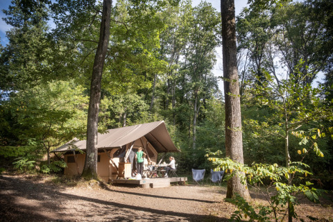 Glamping Huttopia Wattwiller in Grand Est, tenda di lusso immersa tra gli alberi e nella natura.