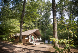Glamping Huttopia Wattwiller in Grand Est, tenda di lusso immersa tra gli alberi e nella natura.