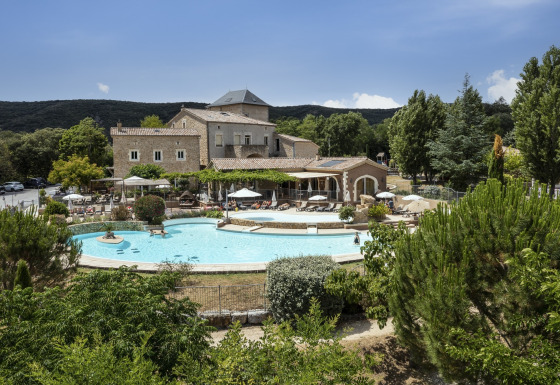 Glamping-Unterkunft Domaine de Sévenier & Spa mit Pool und Chalet im grünen Auvergne-Rhône-Alpes.