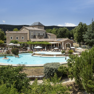 Glamping Domaine de Sévenier & Spa met zwembad en chalets in een groene omgeving in Auvergne-Rhône-Alpes.