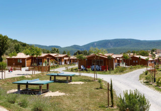 Glamping-Unterkünfte im Domaine de Sévenier & Spa – Chalets in Auvergne-Rhône-Alpes mit Bergblick.