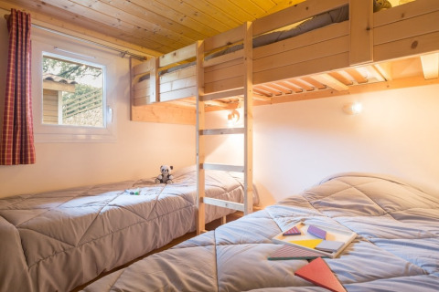 Gemütliches Schlafzimmer mit Einzel- und Etagenbetten im Domaine de Sévenier & Spa, Auvergne-Rhône-Alpes.