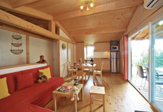 Innenansicht eines Domaine de Sévenier & Spa Chalets mit Holzmöbeln und gemütlicher Atmosphäre.