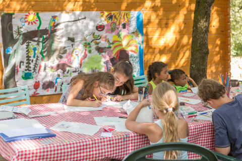 Des enfants font des activités créatives en plein air à Domaine de Sévenier & Spa, glamping en France.