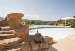 Swimmingpool med klippeudsigt og solrige omgivelser på Domaine de Sévenier & Spa – Chalets i Auvergne-Rhône-Alpes.