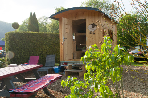 Glamping verblijf of kamperen bij Camping Fortuna am Neckar in Baden-Württemberg met zigeunerwagen.