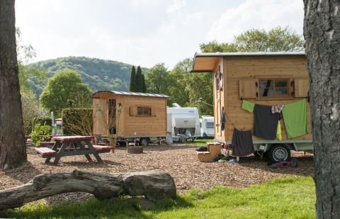Billede af glamping på Camping Fortuna am Neckar med zigeunerwagen og natur i Baden-Württemberg.