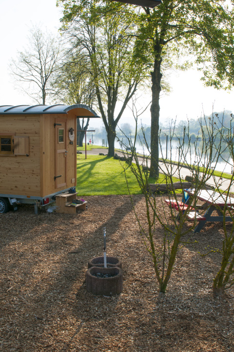 Glampingaccommodatie aan het meer, zigeunerwagen bij Camping Fortuna am Neckar, Baden-Württemberg, voorjaar.