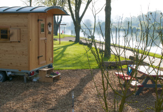 Glamping-Unterkunft, Zigeunerwagen bei Camping Fortuna am Neckar, Baden-Württemberg am See im Frühling.
