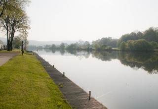 Rustig rivierzicht bij Camping Fortuna am Neckar, Baden-Württemberg, perfect voor glampingliefhebbers.
