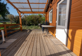Überdachte Holzterrasse der Camping Hetzingen - Stacaravans Nordrhein-Westfalen, ideal für Glamping.