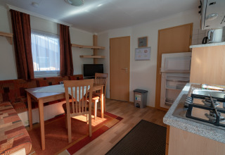 Interieur van glampingverblijf op Camping Hetzingen - Stacaravans Noordrijn-Westfalen met keuken en tafel