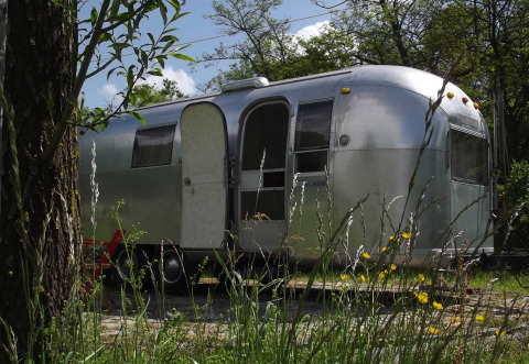 Hotel Airstream - Caravana Vintage en Turingia, alojamiento glamping entre flores silvestres y naturaleza.