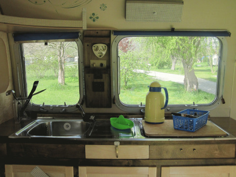 Cucina in una roulotte vintage all'Airstream Hotel - Vintage Caravan Thüringen con vista sulla natura.