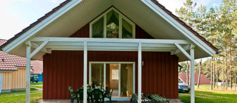 Maison de vacances à Vakantiepark Havelberge en Mecklembourg-Poméranie, terrasse, mobilier et vue sur la forêt.