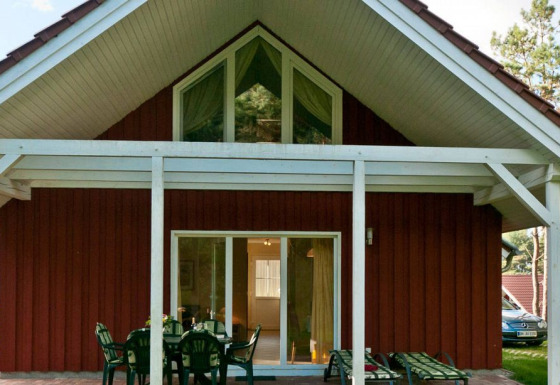 Casa de vacaciones en Vakantiepark Havelberge, Mecklenburg-Vorpommern, con terraza, comedor y vista al bosque.