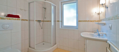 Modernes Bad mit Dusche, Waschbecken und Fenster in einer Glamping-Unterkunft im Vakantiepark Havelberge.