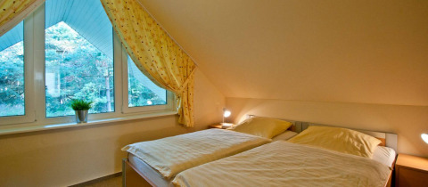 Camera accogliente con due letti singoli e grande finestra nel glamping Vakantiepark Havelberge, Meclemburgo-Pomerania.