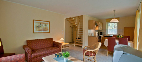 Sala de estar con cocina abierta y comedor en alojamiento glamping en Vakantiepark Havelberge, Mecklemburgo-Pomerania.