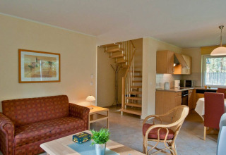 Sala de estar con cocina abierta y comedor en alojamiento glamping en Vakantiepark Havelberge, Mecklemburgo-Pomerania.